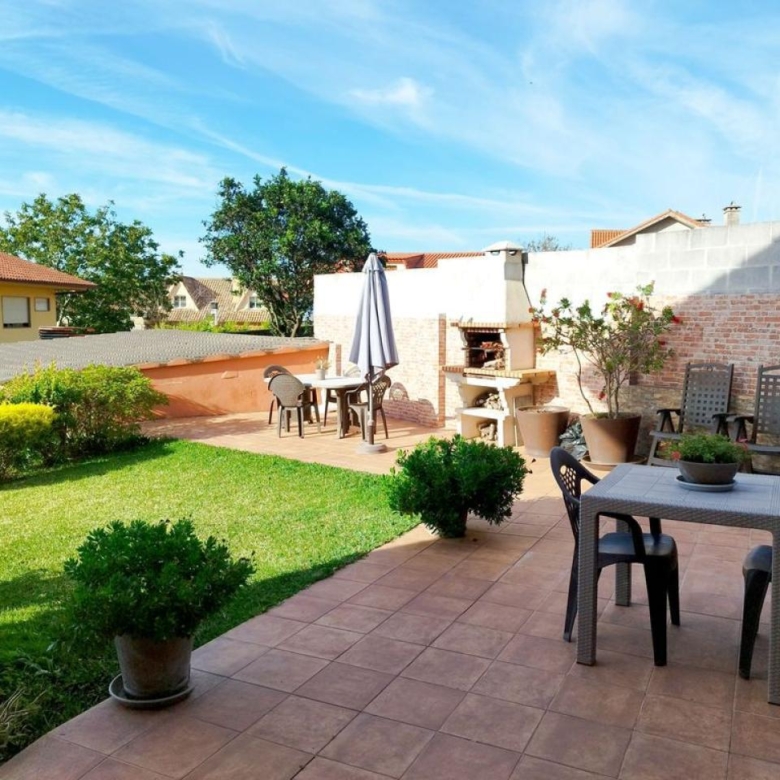 Preciosa casa con dos ambientes independientes.