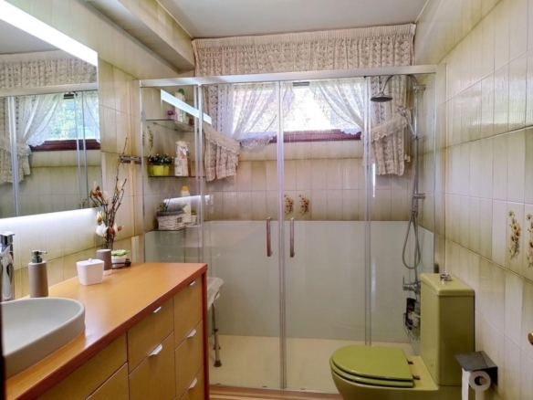 Preciosa casa con dos ambientes independientes.
