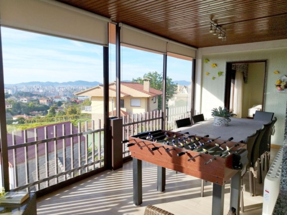 Preciosa casa con dos ambientes independientes.