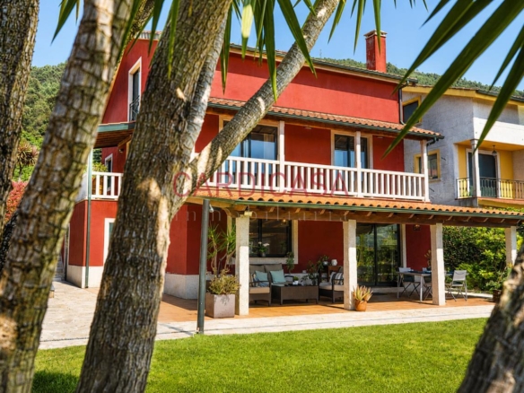 Chalet listo para entrar a vivir en urbanización privada con piscina, zonas deportivas y amplios espacios para disfrutar