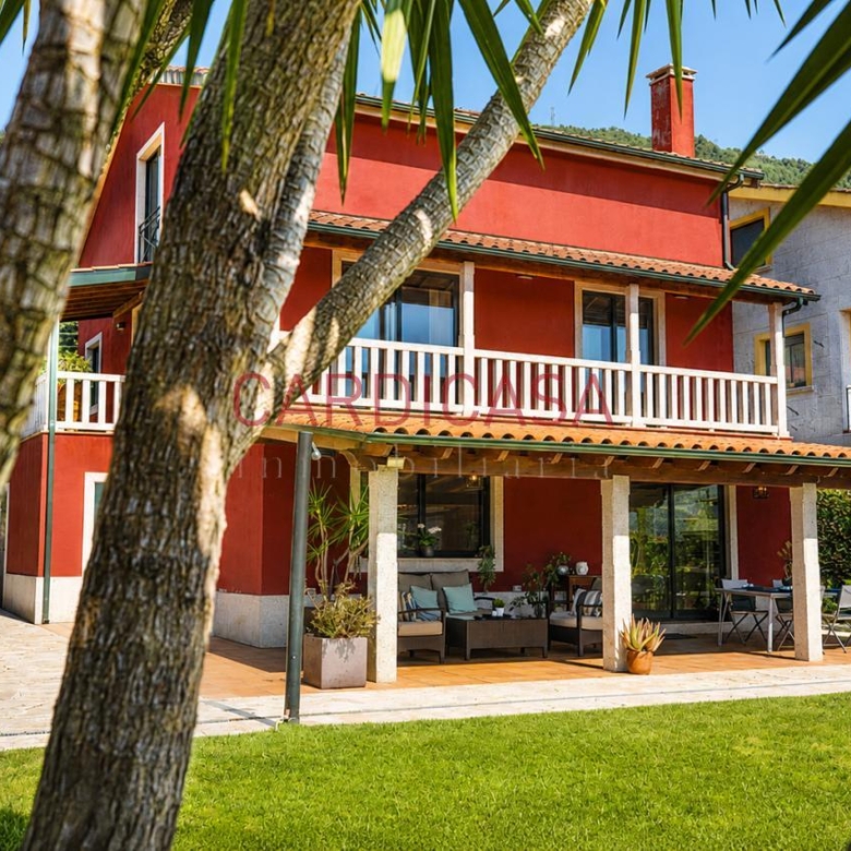 Chalet listo para entrar a vivir en urbanización privada con piscina, zonas deportivas y amplios espacios para disfrutar