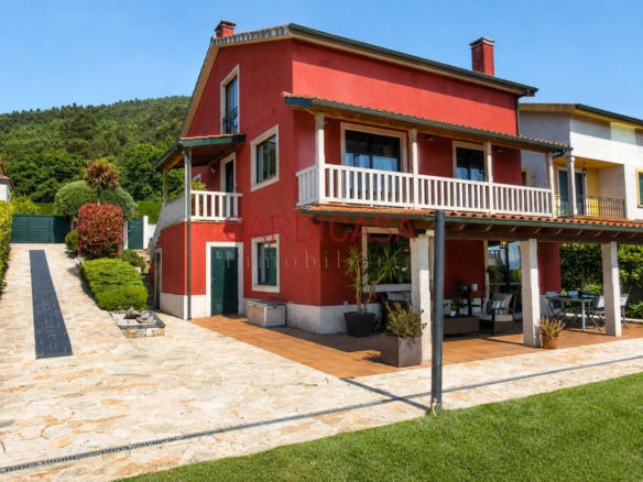 Chalet listo para entrar a vivir en urbanización privada con piscina, zonas deportivas y amplios espacios para disfrutar