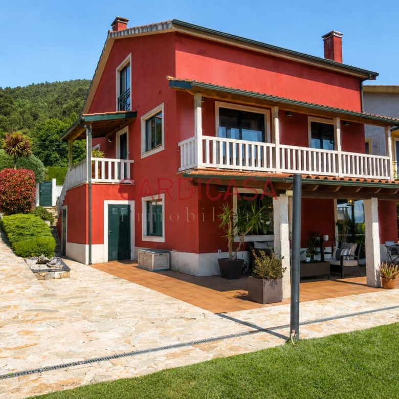 Chalet listo para entrar a vivir en urbanización privada con piscina, zonas deportivas y amplios espacios para disfrutar