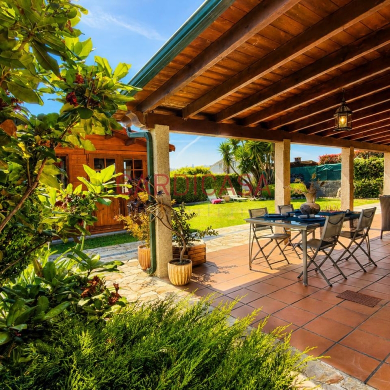 Chalet listo para entrar a vivir en urbanización privada con piscina, zonas deportivas y amplios espacios para disfrutar