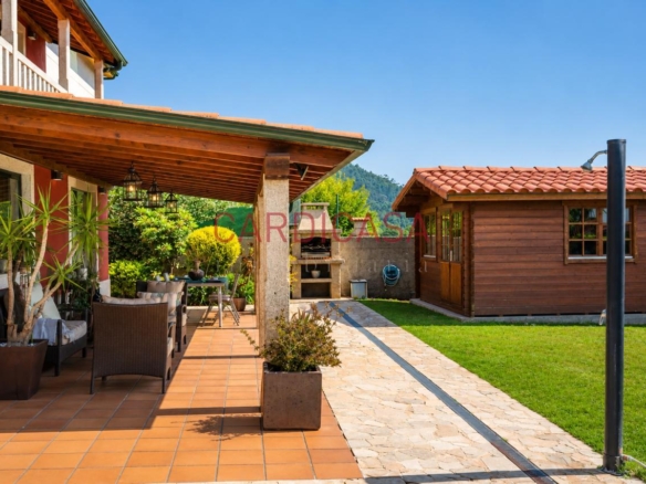 Chalet listo para entrar a vivir en urbanización privada con piscina, zonas deportivas y amplios espacios para disfrutar