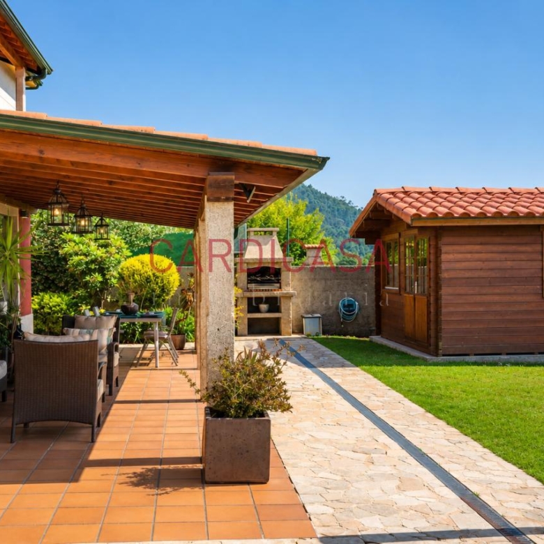 Chalet listo para entrar a vivir en urbanización privada con piscina, zonas deportivas y amplios espacios para disfrutar