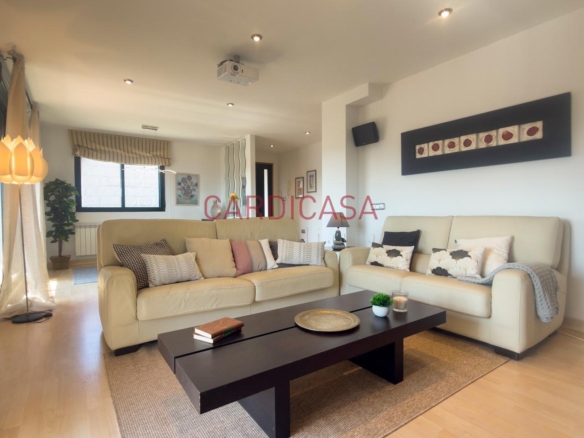 Chalet listo para entrar a vivir en urbanización privada con piscina, zonas deportivas y amplios espacios para disfrutar