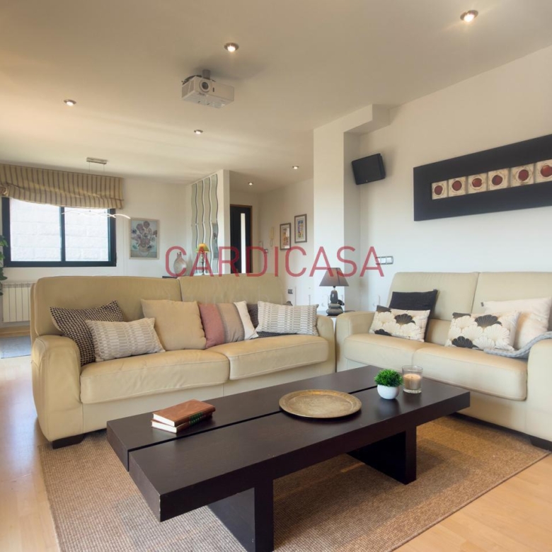 Chalet listo para entrar a vivir en urbanización privada con piscina, zonas deportivas y amplios espacios para disfrutar