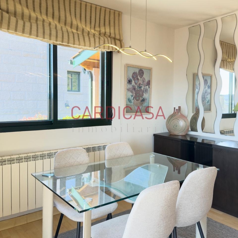 Chalet listo para entrar a vivir en urbanización privada con piscina, zonas deportivas y amplios espacios para disfrutar