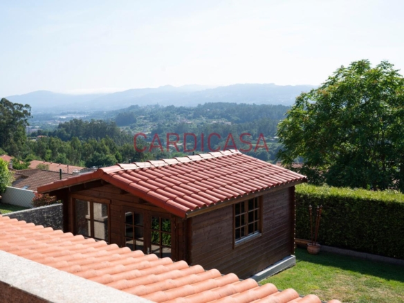 Chalet listo para entrar a vivir en urbanización privada con piscina, zonas deportivas y amplios espacios para disfrutar