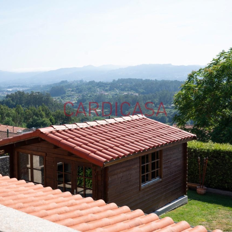 Chalet listo para entrar a vivir en urbanización privada con piscina, zonas deportivas y amplios espacios para disfrutar