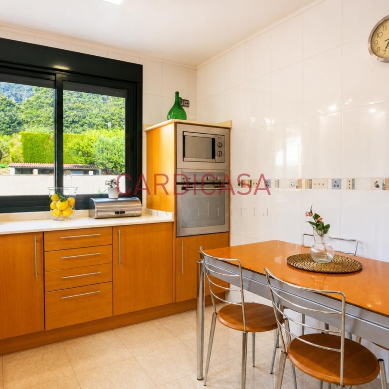 Chalet listo para entrar a vivir en urbanización privada con piscina, zonas deportivas y amplios espacios para disfrutar