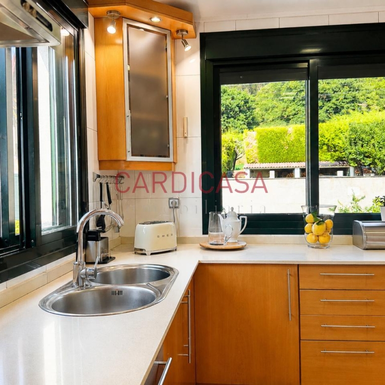 Chalet listo para entrar a vivir en urbanización privada con piscina, zonas deportivas y amplios espacios para disfrutar