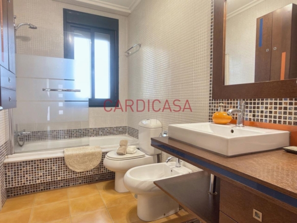 Chalet listo para entrar a vivir en urbanización privada con piscina, zonas deportivas y amplios espacios para disfrutar