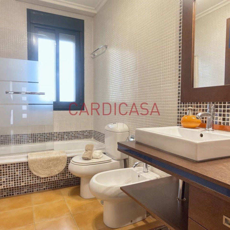 Chalet listo para entrar a vivir en urbanización privada con piscina, zonas deportivas y amplios espacios para disfrutar