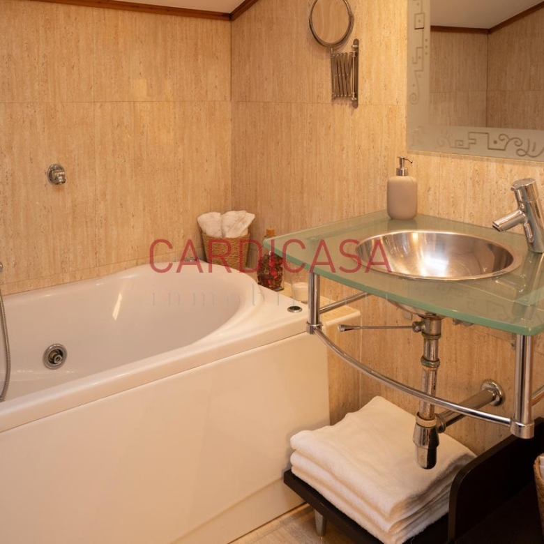 Chalet listo para entrar a vivir en urbanización privada con piscina, zonas deportivas y amplios espacios para disfrutar