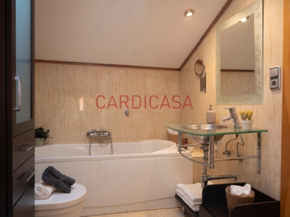 Chalet listo para entrar a vivir en urbanización privada con piscina, zonas deportivas y amplios espacios para disfrutar