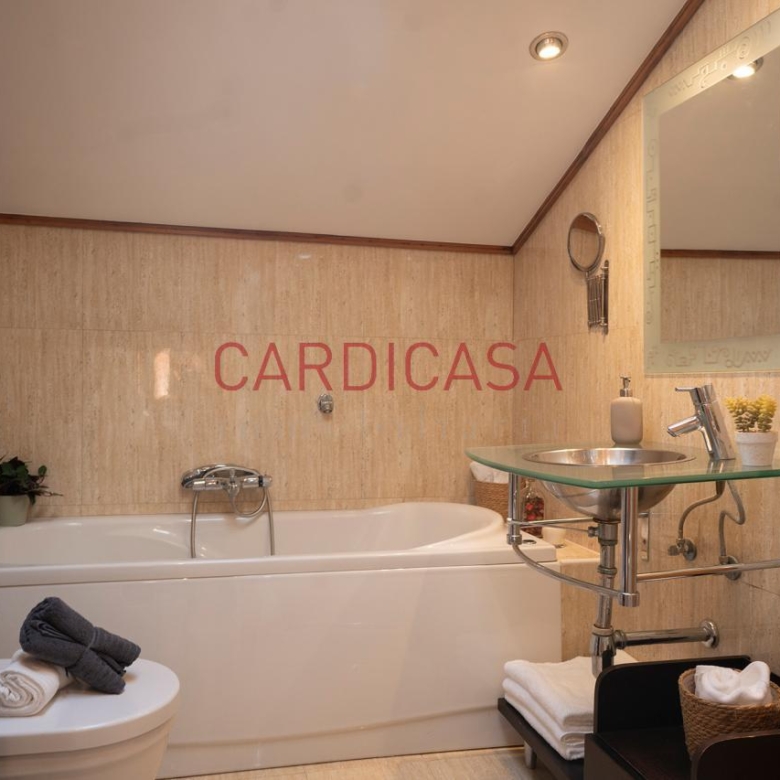 Chalet listo para entrar a vivir en urbanización privada con piscina, zonas deportivas y amplios espacios para disfrutar