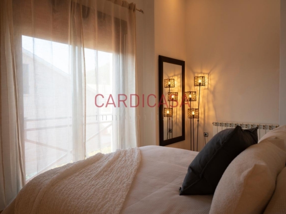 Chalet listo para entrar a vivir en urbanización privada con piscina, zonas deportivas y amplios espacios para disfrutar