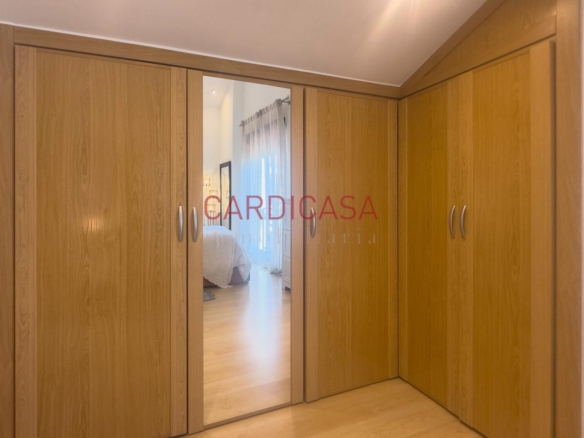Chalet listo para entrar a vivir en urbanización privada con piscina, zonas deportivas y amplios espacios para disfrutar