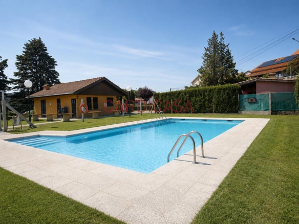 Chalet listo para entrar a vivir en urbanización privada con piscina, zonas deportivas y amplios espacios para disfrutar
