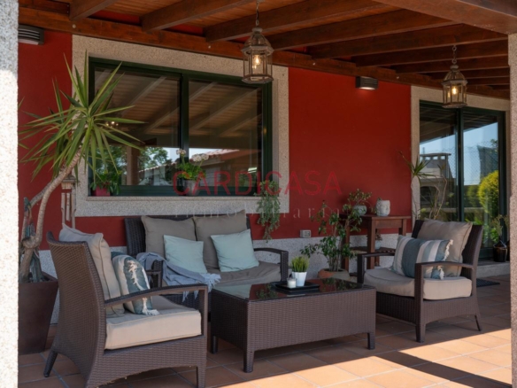 Chalet listo para entrar a vivir en urbanización privada con piscina, zonas deportivas y amplios espacios para disfrutar