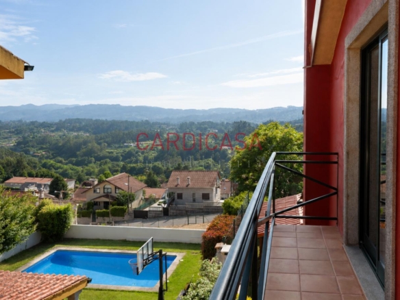 Chalet listo para entrar a vivir en urbanización privada con piscina, zonas deportivas y amplios espacios para disfrutar