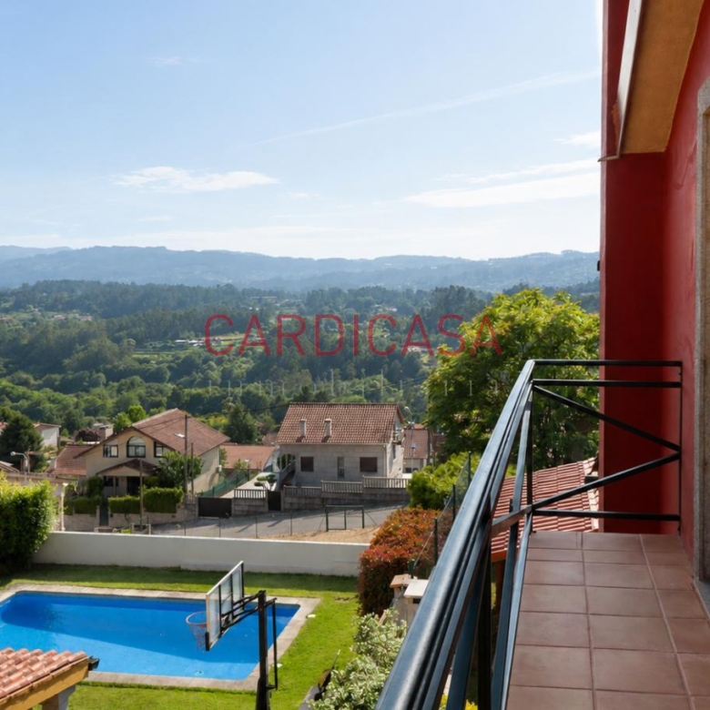 Chalet listo para entrar a vivir en urbanización privada con piscina, zonas deportivas y amplios espacios para disfrutar