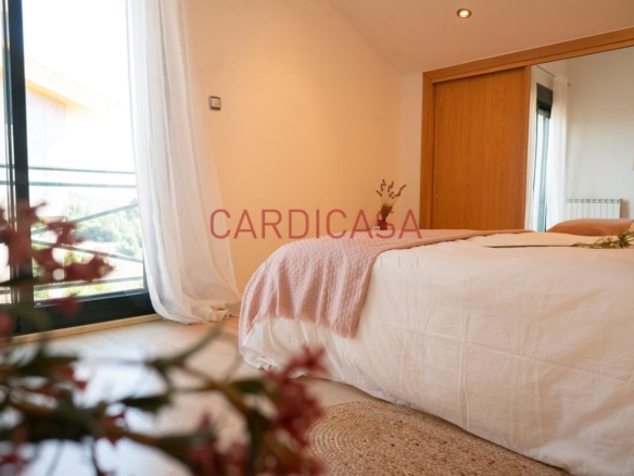 Chalet listo para entrar a vivir en urbanización privada con piscina, zonas deportivas y amplios espacios para disfrutar
