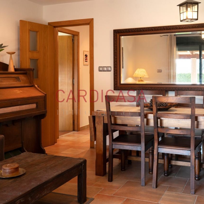 Chalet listo para entrar a vivir en urbanización privada con piscina, zonas deportivas y amplios espacios para disfrutar