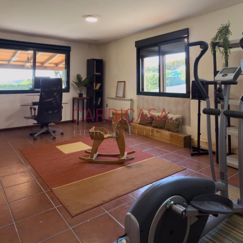 Chalet listo para entrar a vivir en urbanización privada con piscina, zonas deportivas y amplios espacios para disfrutar