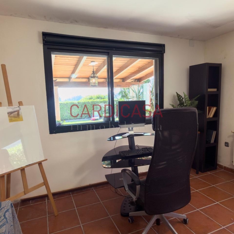 Chalet listo para entrar a vivir en urbanización privada con piscina, zonas deportivas y amplios espacios para disfrutar
