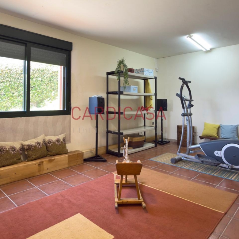 Chalet listo para entrar a vivir en urbanización privada con piscina, zonas deportivas y amplios espacios para disfrutar