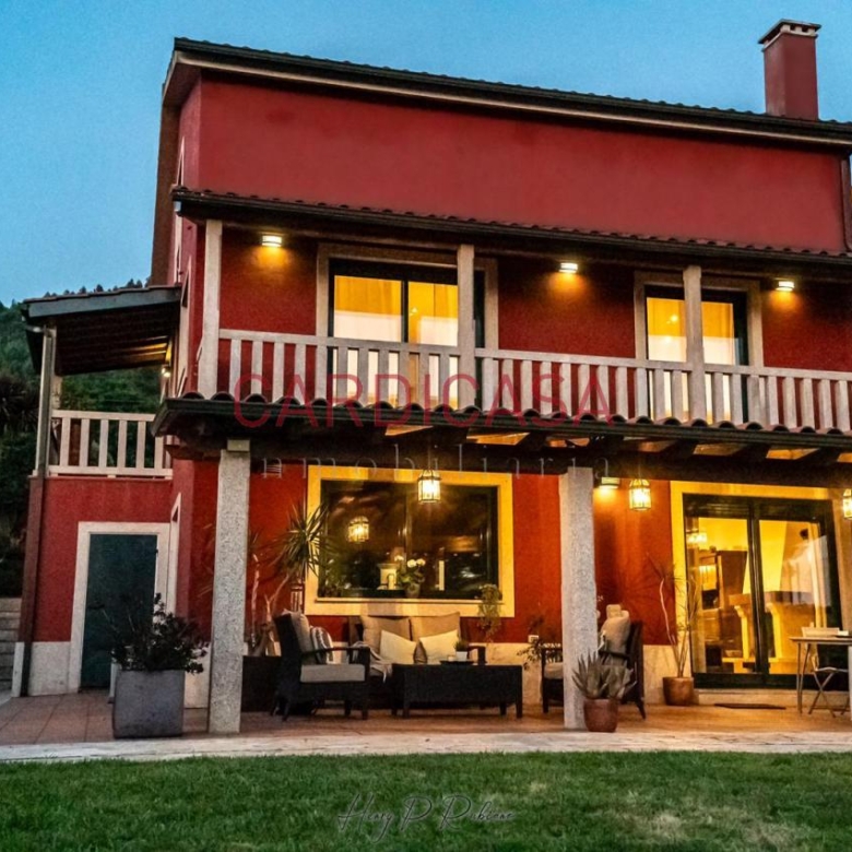 Chalet listo para entrar a vivir en urbanización privada con piscina, zonas deportivas y amplios espacios para disfrutar