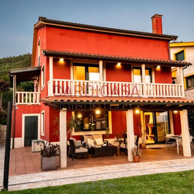 Chalet listo para entrar a vivir en urbanización privada con piscina, zonas deportivas y amplios espacios para disfrutar