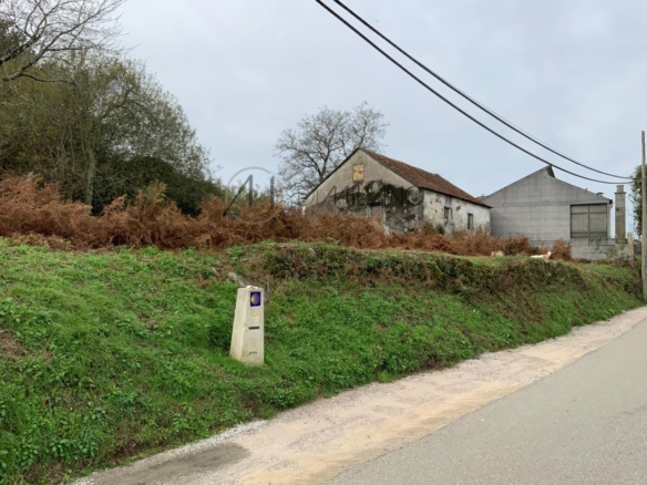 Casa rústica a reformar con parcela de 5447 m2 en Mos