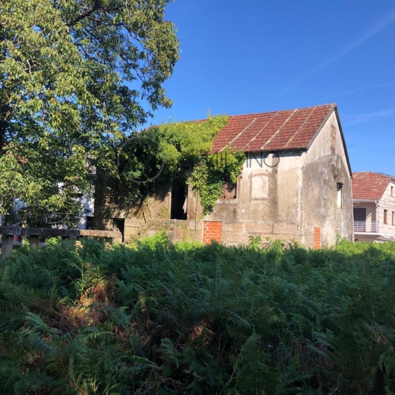 Casa rústica a reformar con parcela de 5447 m2 en Mos