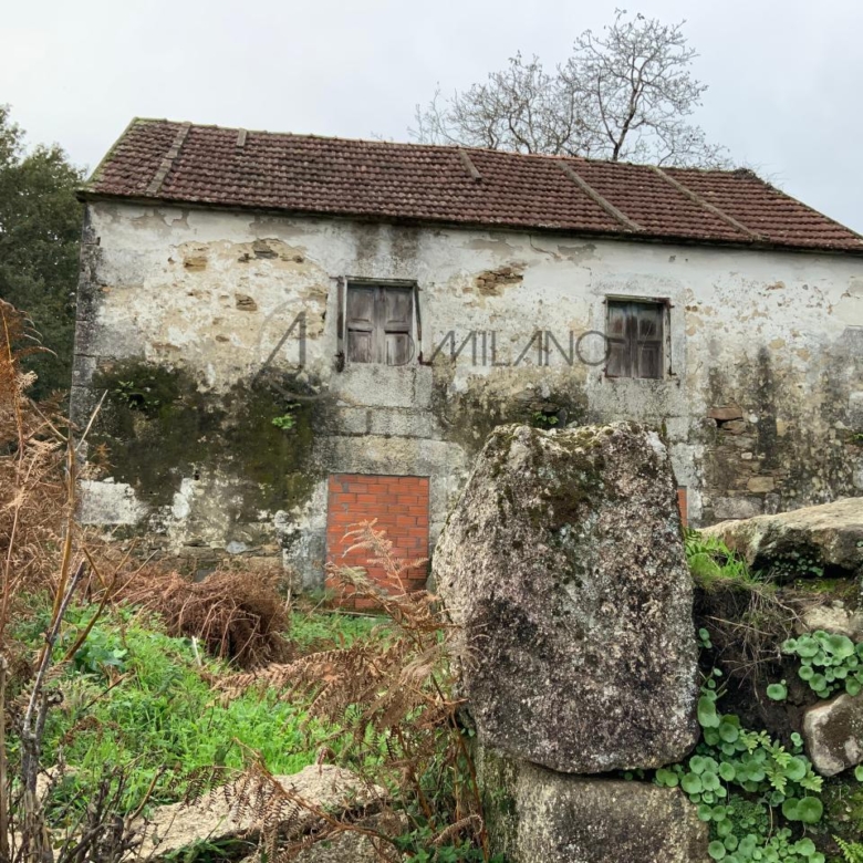 Casa rústica a reformar con parcela de 5447 m2 en Mos