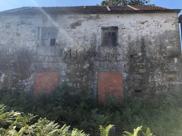 Casa rústica a reformar con parcela de 5447 m2 en Mos