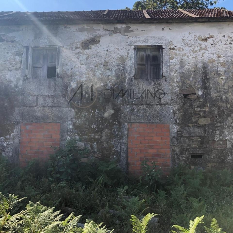 Casa rústica a reformar con parcela de 5447 m2 en Mos