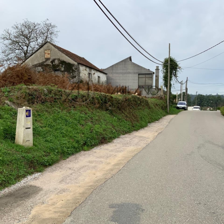 Casa rústica a reformar con parcela de 5447 m2 en Mos