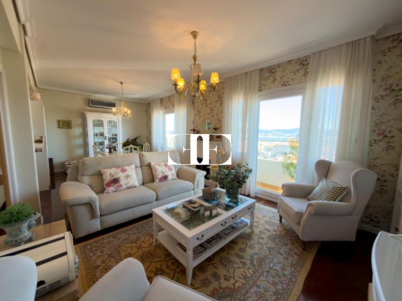 Piso exclusivo de 215 m² en venta en la peatonal de O Calvario (Vigo) con terrazas, vistas panorámicas a la ría y gran trastero privado.