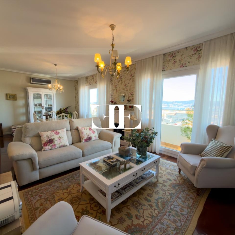 Piso exclusivo de 215 m² en venta en la peatonal de O Calvario (Vigo) con terrazas, vistas panorámicas a la ría y gran trastero privado.