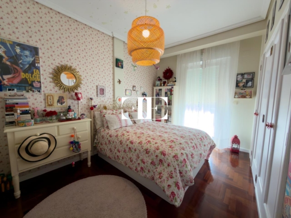Piso exclusivo de 215 m² en venta en la peatonal de O Calvario (Vigo) con terrazas, vistas panorámicas a la ría y gran trastero privado.