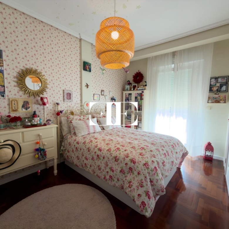 Piso exclusivo de 215 m² en venta en la peatonal de O Calvario (Vigo) con terrazas, vistas panorámicas a la ría y gran trastero privado.