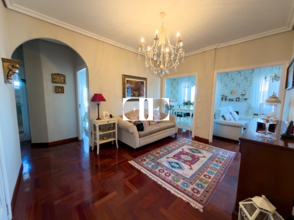 Piso exclusivo de 215 m² en venta en la peatonal de O Calvario (Vigo) con terrazas, vistas panorámicas a la ría y gran trastero privado.