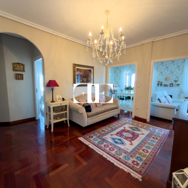 Piso exclusivo de 215 m² en venta en la peatonal de O Calvario (Vigo) con terrazas, vistas panorámicas a la ría y gran trastero privado.