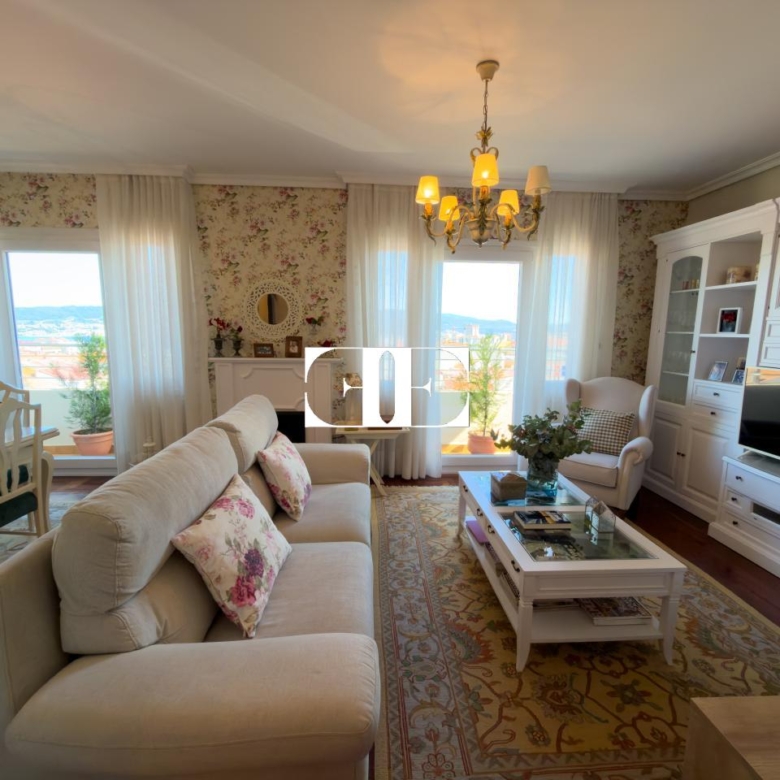 Piso exclusivo de 215 m² en venta en la peatonal de O Calvario (Vigo) con terrazas, vistas panorámicas a la ría y gran trastero privado.
