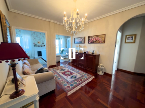 Piso exclusivo de 215 m² en venta en la peatonal de O Calvario (Vigo) con terrazas, vistas panorámicas a la ría y gran trastero privado.
