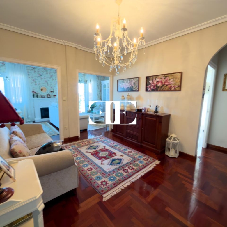 Piso exclusivo de 215 m² en venta en la peatonal de O Calvario (Vigo) con terrazas, vistas panorámicas a la ría y gran trastero privado.